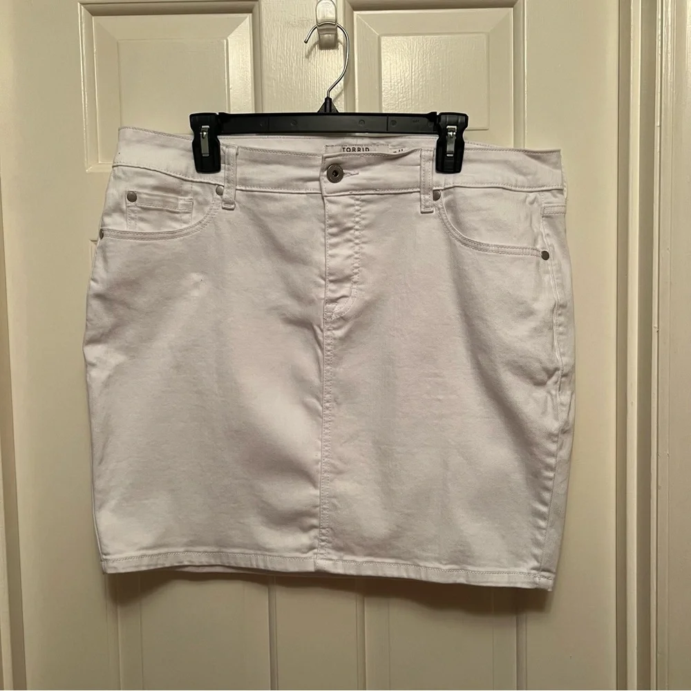 Torrid Denim White Mini Skirt Size 14 - Picture 2 of 10